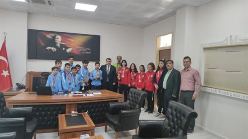 Kaymakamımız Kayabaşı, Atletizm Yarışmalarında Dereceye Giren Atatürk Ortaokulu Öğrencilerini Makamında Kabul Etti