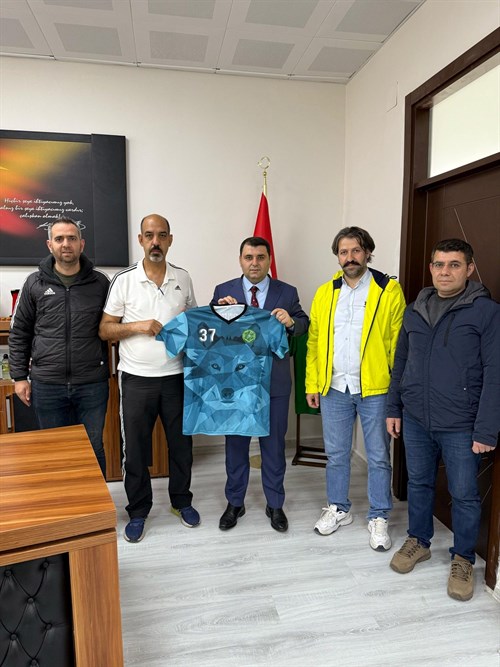 Kaymakamımız Aziz Kayabaşı, Bahçe Gençlerbirliği Gençlik ve Spor Kulübü Başkanı Hasan İltemiş ve Yönetim Kurulu Üyelerini Makamında Kabul Etti.